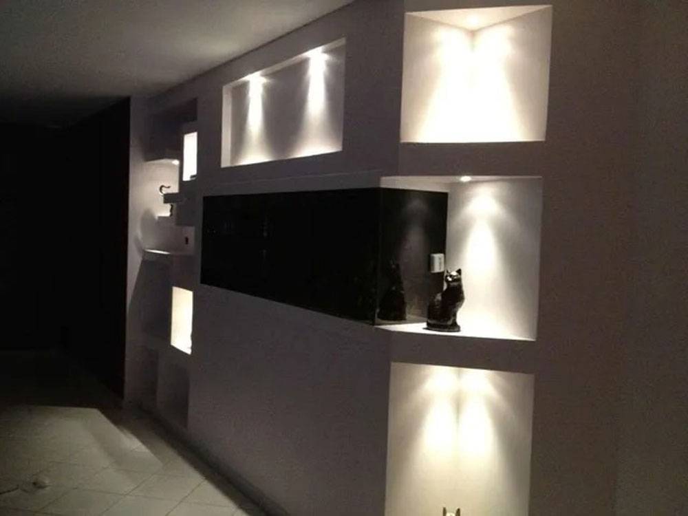 spots leds intégrés dans un mur